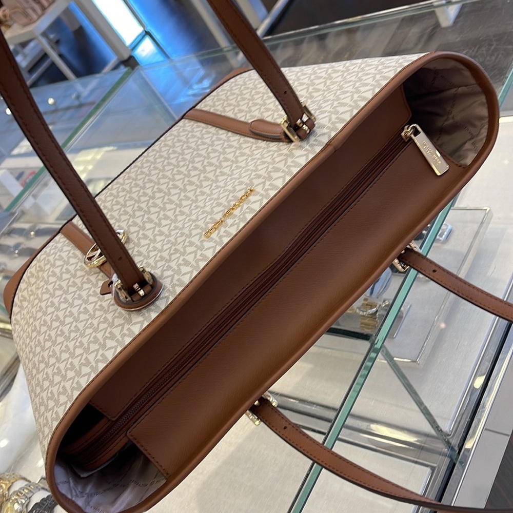 MICHAEL KORS
Jet Set Travel Large Logo Tote Shoulder Bag
COLOR VANILLA 
NWT - Picture 11 of 16